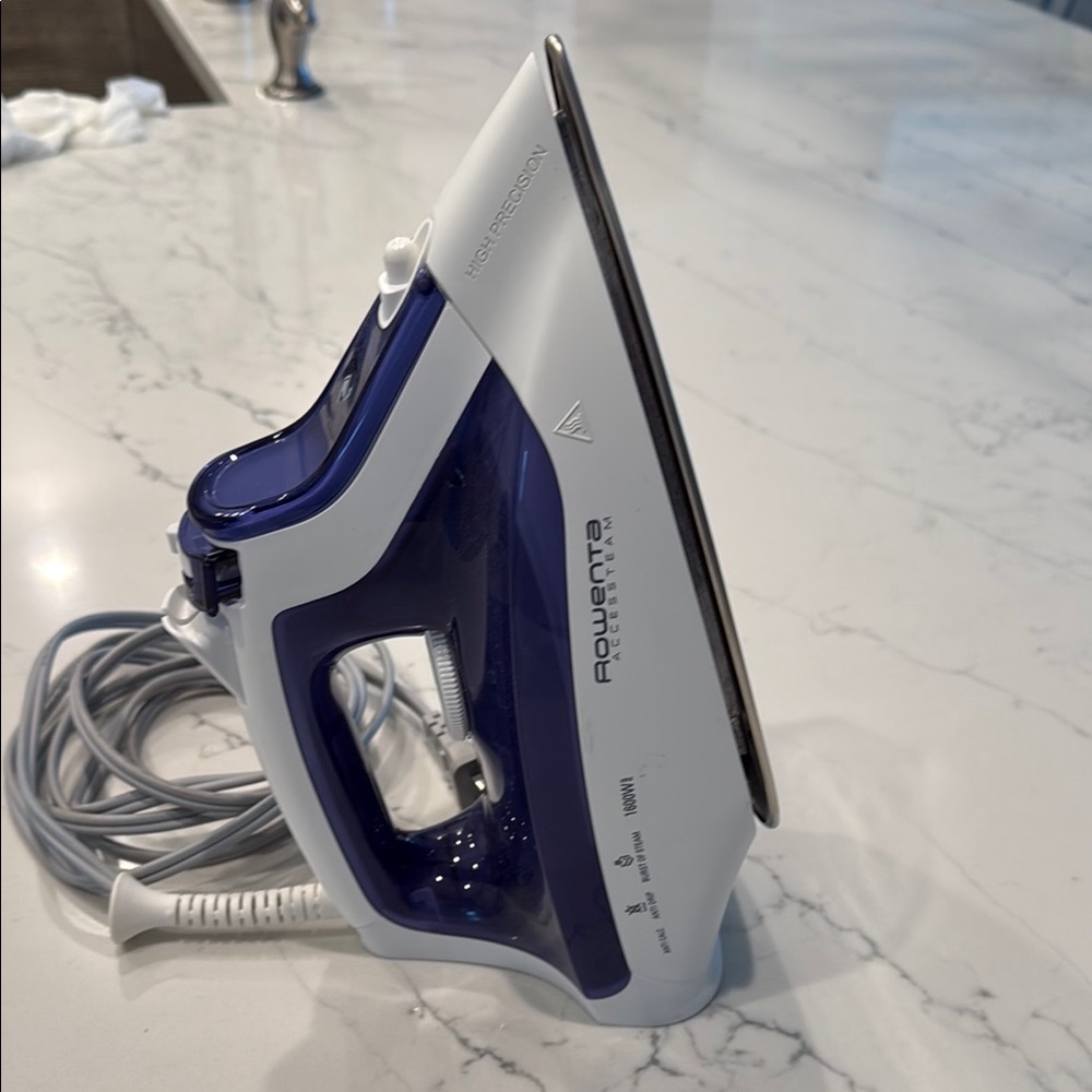 Rowen Blue and White Steam Iron